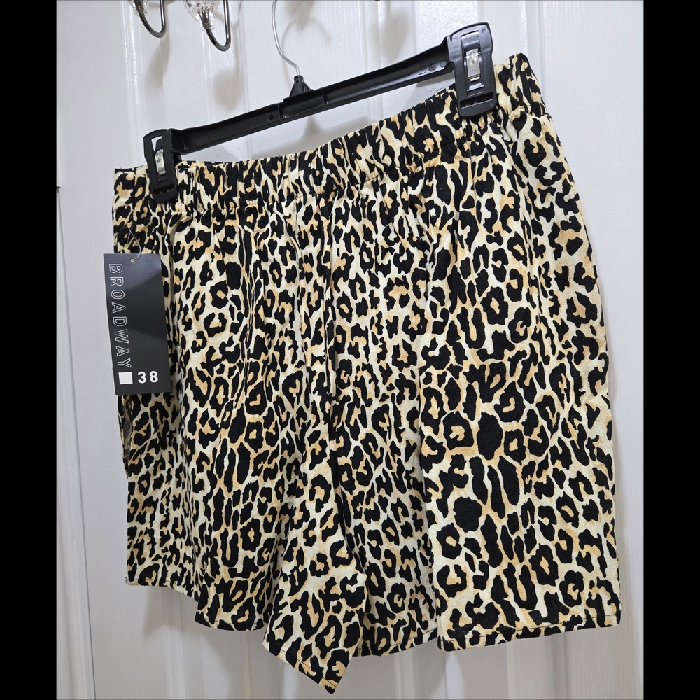 Broadway 38 Black White Cream Leopard Print Shorts Women's Size Small NWT